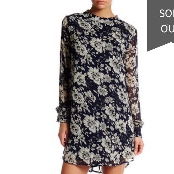 astr long sleeve, lightweight floral dress - Picture 4 of 7